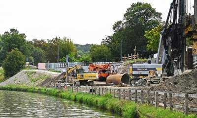 Aktywiści zgrzytają zębami, ale budowa kładki na Ludwinów idzie pełną parą - zdjęcie 13