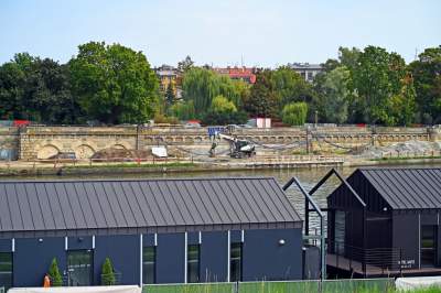 Aktywiści zgrzytają zębami, ale budowa kładki na Ludwinów idzie pełną parą - zdjęcie 7