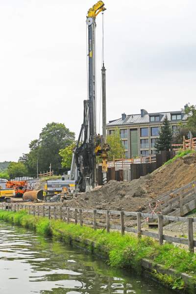 Aktywiści zgrzytają zębami, ale budowa kładki na Ludwinów idzie pełną parą - zdjęcie 11