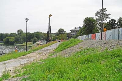 Aktywiści zgrzytają zębami, ale budowa kładki na Ludwinów idzie pełną parą - zdjęcie 8