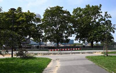 Aktywiści zgrzytają zębami, ale budowa kładki na Ludwinów idzie pełną parą - zdjęcie 14