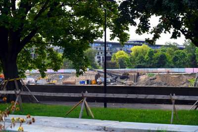 Aktywiści zgrzytają zębami, ale budowa kładki na Ludwinów idzie pełną parą - zdjęcie 20