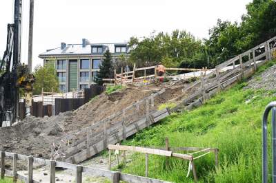 Aktywiści zgrzytają zębami, ale budowa kładki na Ludwinów idzie pełną parą - zdjęcie 9