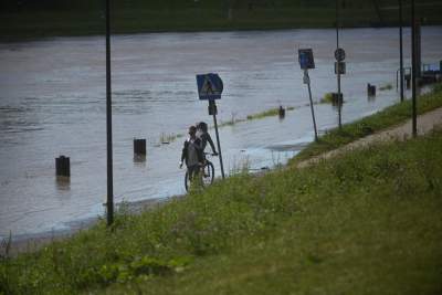 Fala kulminacyjna w Krakowie: Wisła przy pięknej pogodzie zalewa bulwary - zdjęcie 10