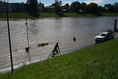 Fala kulminacyjna w Krakowie: Wisła przy pięknej pogodzie zalewa bulwary - zdjęcie 9