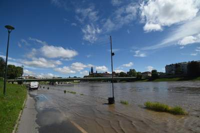 Fala kulminacyjna w Krakowie: Wisła przy pięknej pogodzie zalewa bulwary - zdjęcie 17