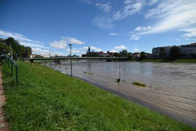 Fala kulminacyjna w Krakowie: Wisła przy pięknej pogodzie zalewa bulwary - zdjęcie 7