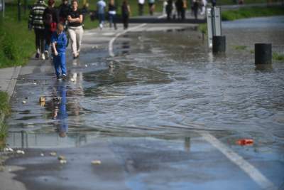 Fala kulminacyjna w Krakowie: Wisła przy pięknej pogodzie zalewa bulwary - zdjęcie 6