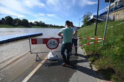 Fala kulminacyjna w Krakowie: Wisła przy pięknej pogodzie zalewa bulwary - zdjęcie 3