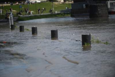 Fala kulminacyjna w Krakowie: Wisła przy pięknej pogodzie zalewa bulwary - zdjęcie 24