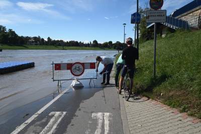 Fala kulminacyjna w Krakowie: Wisła przy pięknej pogodzie zalewa bulwary - zdjęcie 18