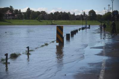 Fala kulminacyjna w Krakowie: Wisła przy pięknej pogodzie zalewa bulwary - zdjęcie 4