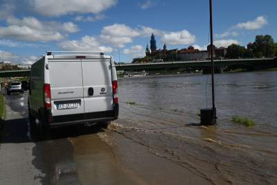 Fala kulminacyjna w Krakowie: Wisła przy pięknej pogodzie zalewa bulwary - zdjęcie 22