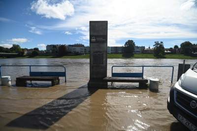 Fala kulminacyjna w Krakowie: Wisła przy pięknej pogodzie zalewa bulwary - zdjęcie 13