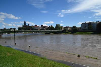 Fala kulminacyjna w Krakowie: Wisła przy pięknej pogodzie zalewa bulwary - zdjęcie 19