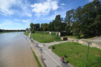 Fala kulminacyjna w Krakowie: Wisła przy pięknej pogodzie zalewa bulwary - zdjęcie 12