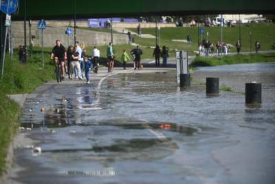 Fala kulminacyjna w Krakowie: Wisła przy pięknej pogodzie zalewa bulwary - zdjęcie 15