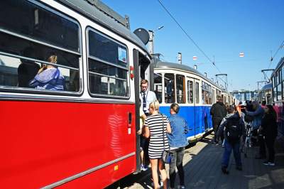 Tłumy czekały na te tramwaje, ostatnia w tym roku okazja... - zdjęcie 1