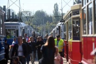 Tłumy czekały na te tramwaje, ostatnia w tym roku okazja... - zdjęcie 10