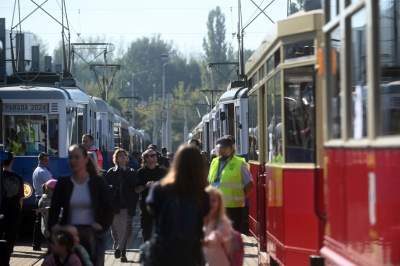 Tłumy czekały na te tramwaje, ostatnia w tym roku okazja... - zdjęcie 9