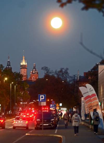 Krwawy Księżyc nad Krakowem. Wydawał się większy i jaśniejszy niż zazwyczaj - zdjęcie 10
