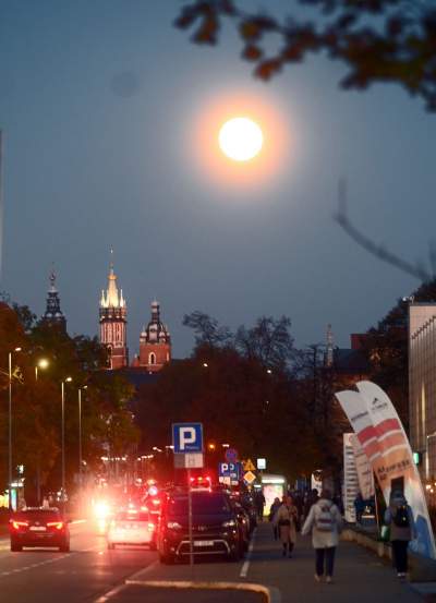 Krwawy Księżyc nad Krakowem. Wydawał się większy i jaśniejszy niż zazwyczaj - zdjęcie 9