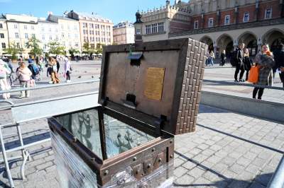 Skarbonka z Rynku Głównego zdemontowana. Wandale dali o sobie znać - zdjęcie 9