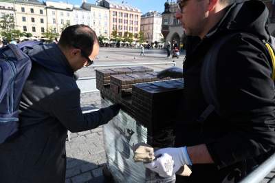 Skarbonka z Rynku Głównego zdemontowana. Wandale dali o sobie znać - zdjęcie 11