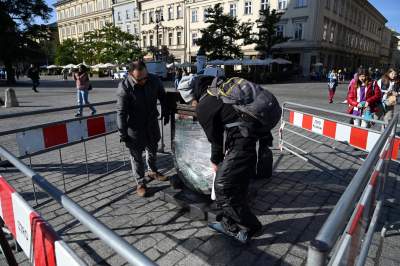 Skarbonka z Rynku Głównego zdemontowana. Wandale dali o sobie znać - zdjęcie 2