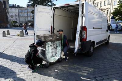 Skarbonka z Rynku Głównego zdemontowana. Wandale dali o sobie znać - zdjęcie 14