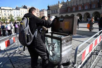 Skarbonka z Rynku Głównego zdemontowana. Wandale dali o sobie znać - zdjęcie 7