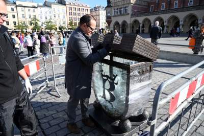 Skarbonka z Rynku Głównego zdemontowana. Wandale dali o sobie znać - zdjęcie 6
