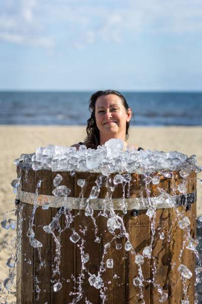 Chce pobić rekord Guinnessa, spędzi w lodzie ponad trzy godziny - zdjęcie 8