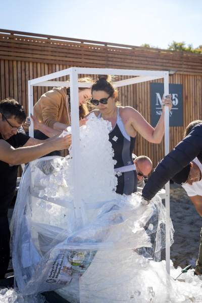 Chce pobić rekord Guinnessa, spędzi w lodzie ponad trzy godziny - zdjęcie 9