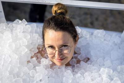 Chce pobić rekord Guinnessa, spędzi w lodzie ponad trzy godziny - zdjęcie 4