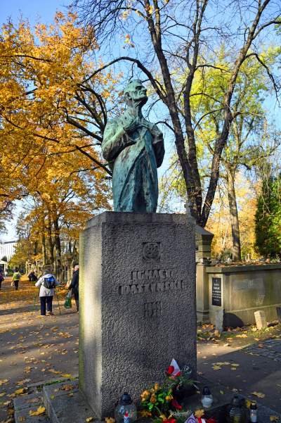 Piękne krakowskie cmentarze, proste i wyjątkowe nagrobki znanych postaci - zdjęcie 4