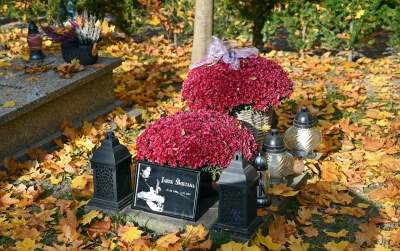 Piękne krakowskie cmentarze, proste i wyjątkowe nagrobki znanych postaci - zdjęcie 11