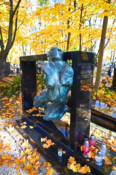 Piękne krakowskie cmentarze, proste i wyjątkowe nagrobki znanych postaci - zdjęcie 13