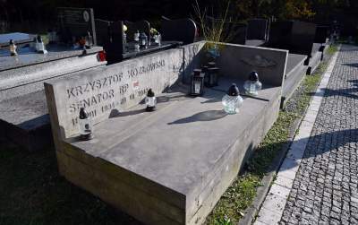 Piękne krakowskie cmentarze, proste i wyjątkowe nagrobki znanych postaci - zdjęcie 18