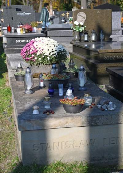 Piękne krakowskie cmentarze, proste i wyjątkowe nagrobki znanych postaci - zdjęcie 15