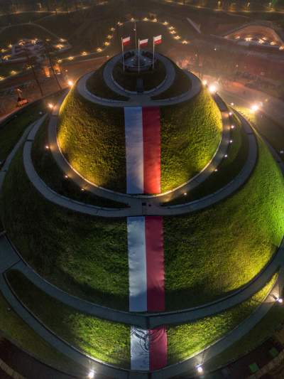 Kopiec Kościuszki w święto Niepodległości. Największa biało-czerwona flaga - zdjęcie 7