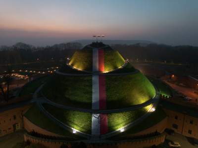 Kopiec Kościuszki w święto Niepodległości. Największa biało-czerwona flaga - zdjęcie 6