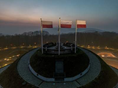 Kopiec Kościuszki w święto Niepodległości. Największa biało-czerwona flaga - zdjęcie 8
