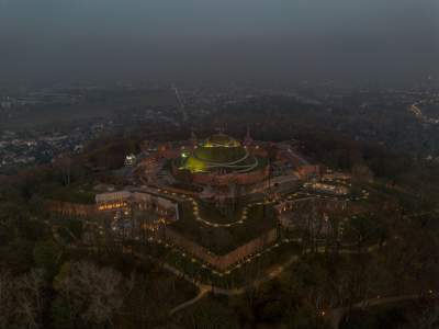 Kopiec Kościuszki w święto Niepodległości. Największa biało-czerwona flaga - zdjęcie 1