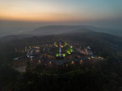 Kopiec Kościuszki w święto Niepodległości. Największa biało-czerwona flaga - zdjęcie 2