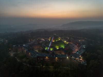 Kopiec Kościuszki w święto Niepodległości. Największa biało-czerwona flaga - zdjęcie 3