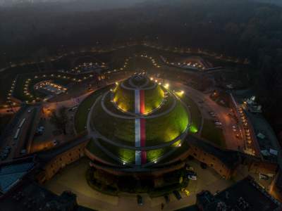 Kopiec Kościuszki w święto Niepodległości. Największa biało-czerwona flaga - zdjęcie 4