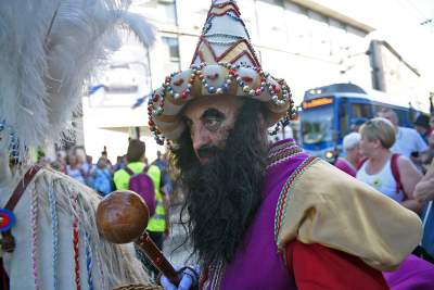 Muzułmanin w turbanie z półksiężycem harcował w Krakowie. Fot. Marek Lasyk - zdjęcie 17