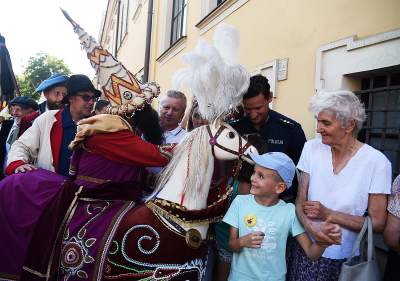Muzułmanin w turbanie z półksiężycem harcował w Krakowie. Fot. Marek Lasyk - zdjęcie 35
