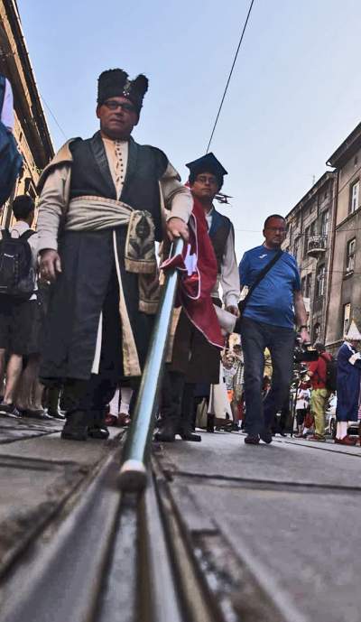 Muzułmanin w turbanie z półksiężycem harcował w Krakowie. Fot. Marek Lasyk - zdjęcie 13